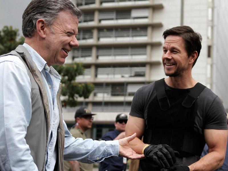 Juntos no set de Mile 22: Mark Wahlberg e Juan Manuel Santos