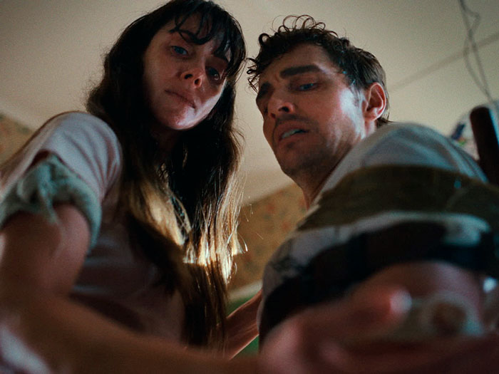 Together — Um thriller psicológico que explora os limites do amor e da identidade.